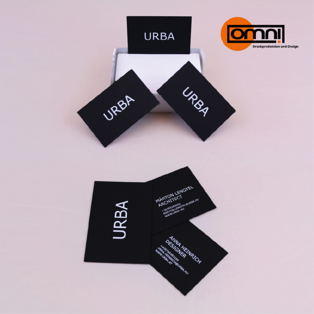 Visitenkarten von der Firma URBA in Schwarzer Fläche und weißer Schrift. Omnidruck Logo wird oben links angezeigt