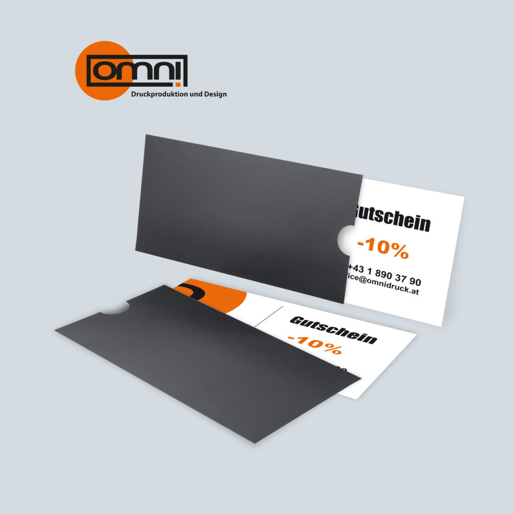 Omnidruck Gutschein -10% in einer Gutscheinhülle (beispielbild) in Orange Schwarz und Weißer Farbe. Egal ob Querformat oder Hochformat.